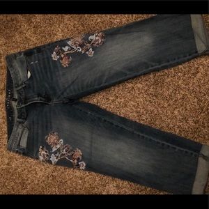 Detailed embroidered crop Jeans.